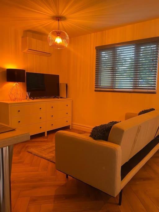 Cozy Cabin With Modern Comforts Wootton  Eksteriør bilde