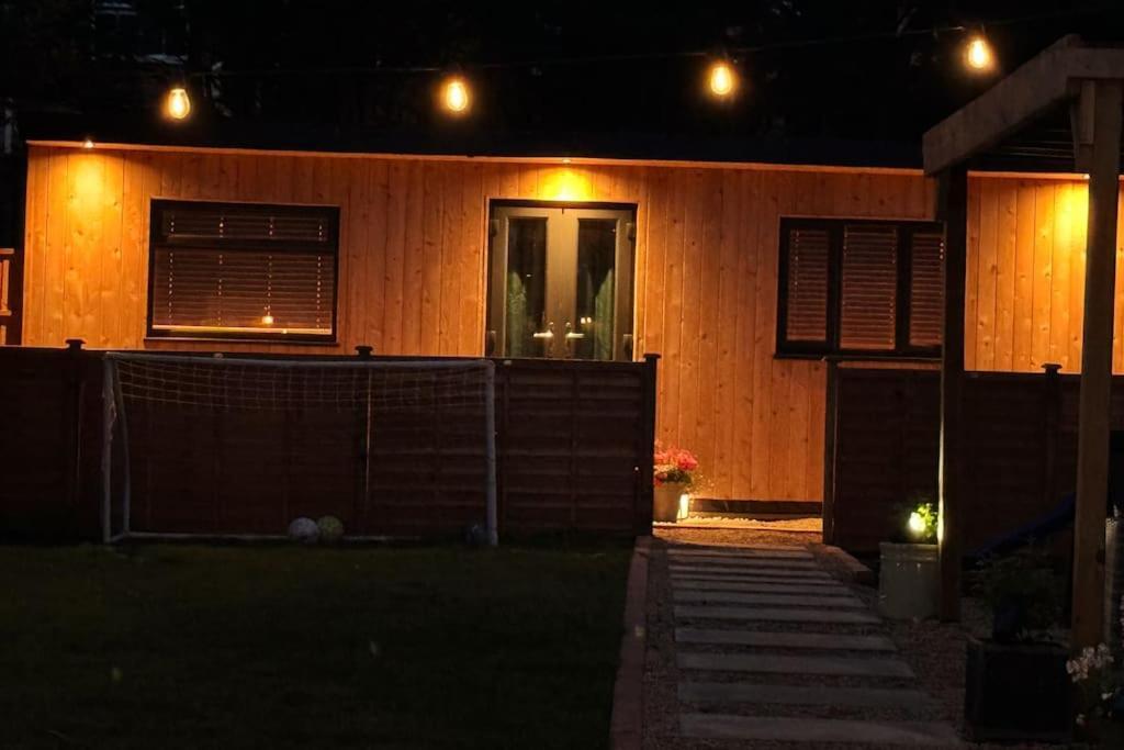 Cozy Cabin With Modern Comforts Wootton  Eksteriør bilde